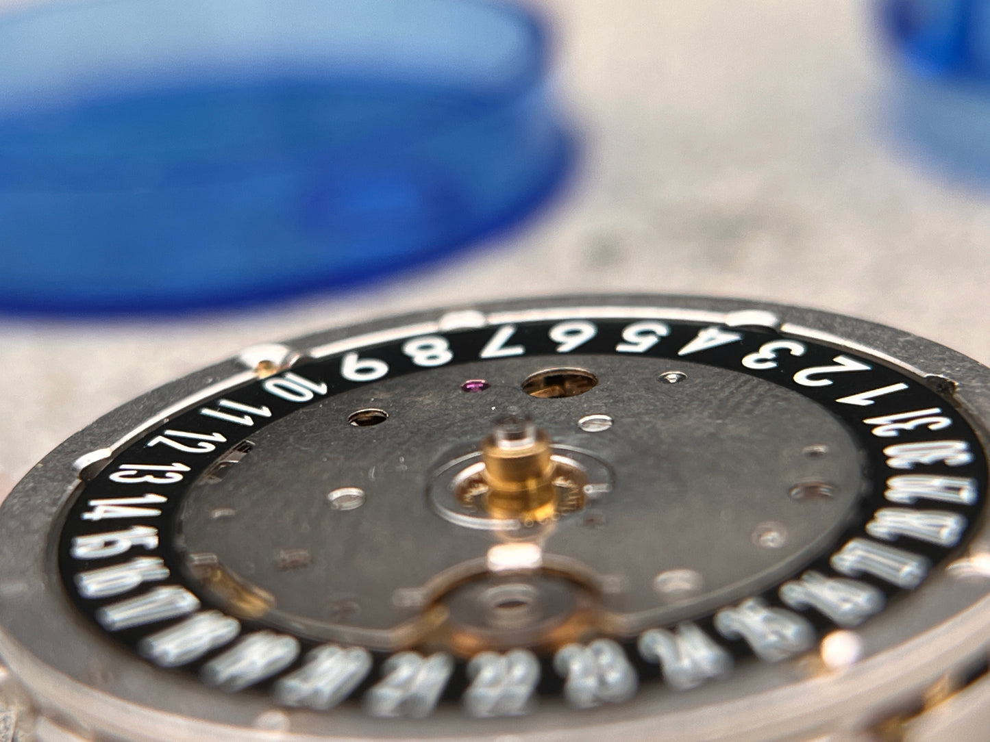 #1412 ORIGINAL OMEGA 3330 UHRWERK DEFEKT KALIBER MECHANISM CO AXIAL MOVEMENT